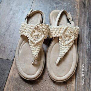 Soul naturalizer, size 7 Cream flip-flop With Back Strap SB 9